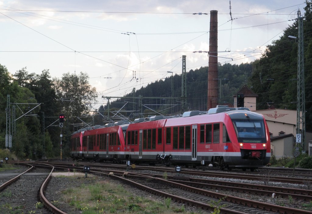 648 307 + 648 313 + 648 321 der Mittelfrankenbahn durchfahren am 19. September 2012 zur Fahrt nach Erfurt den Bahnhof Kronach.