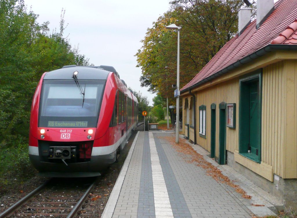 648 312 hlt am 5.10.09 als RB nach Eschenau in Kalchreuth. Der Bahnhof wurde 1999 bis auf das durchgehende Hauptgleis zurck gebaut. Das Empfangsgebude wurde durch die Gemeinde gerettet und zum  Kulturbahnhof  ausgebaut.