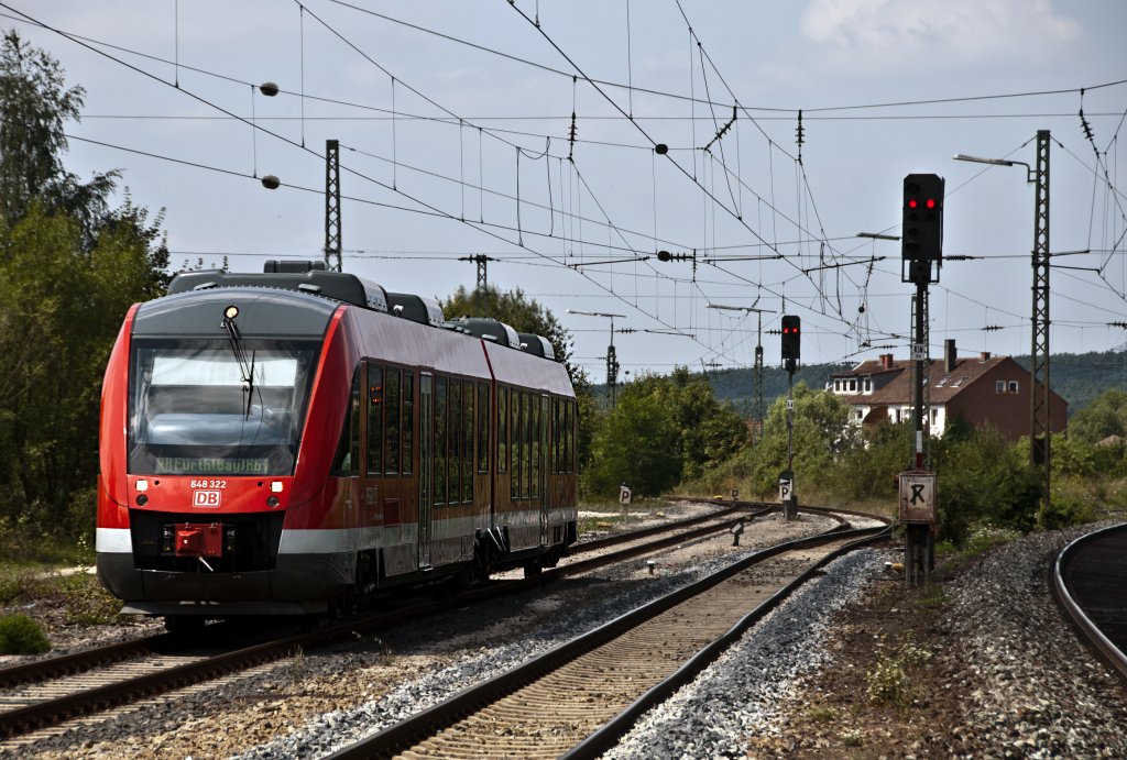 648 322 am 07.08.2010 bei der Einfahrt in den Bahnhof von Siegelsdorf.