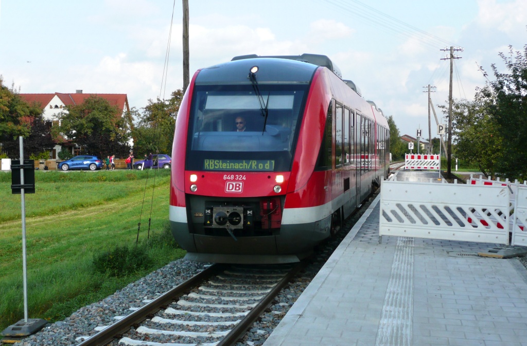 648 324 kommt am 29.9.10 als RB von Neustadt/Aisch in Burgbernheim an. Der neue Bahnsteig ist schon fast fertig und der Schilderwald fr den Bahnbergang verschwunden.