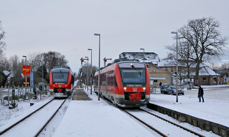 648 334 als RB nach Flensburg und 648 005 als RB nach Kiel Hbf kreuzen sich am 10.01.2010 in Srup.