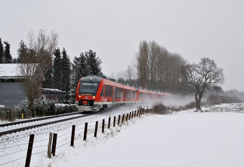 648 334 und zwei Schwestertriebwagen am 8.01.2010 als RB nach Kiel Hbf bei Behl.