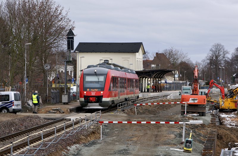 648 339 fhrt am 7.03.2010 als RE nach Kiel Hbf bei der Ausfahrt aus dem Plner Bahnhof.