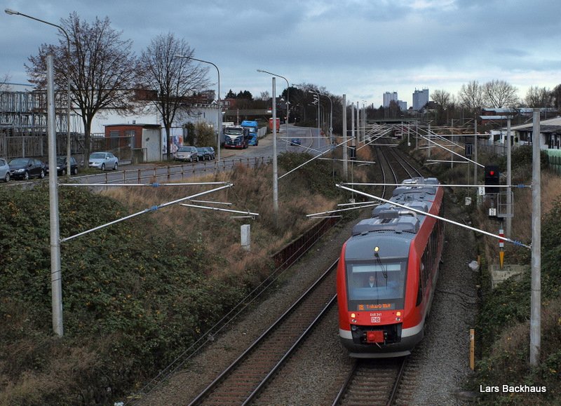 648 341 wird gleich als RB 21523 aus Lbeck-Travemnde Strand den Lbecker Hauptbahnhof erreichen. Aufgenommen am 28.11.09 zwischen dem Khlunternehmen Nordfrost und dem Nordlandkai von einer Bahnbrcke.