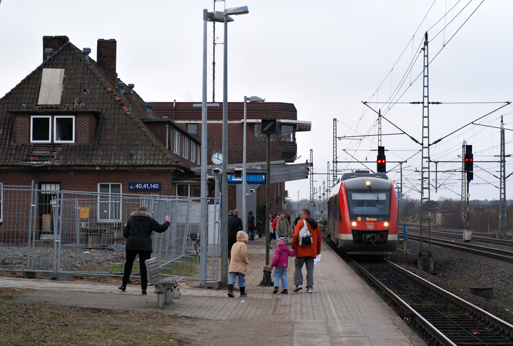 648 344 fhrt am 23.01.2011 als RB nach Aumhle in Bchen ein. Das Bahnhofsgebude steht kurz vor dem Abriss.