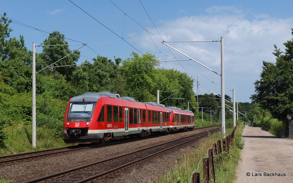 648 353 und 648 958 sind am 02.07.13 als RB von Lbeck Travemnde-Strand nach Lbeck Hbf unterwegs. Aufgenommen bei Bad Schwartau-Waldhalle.