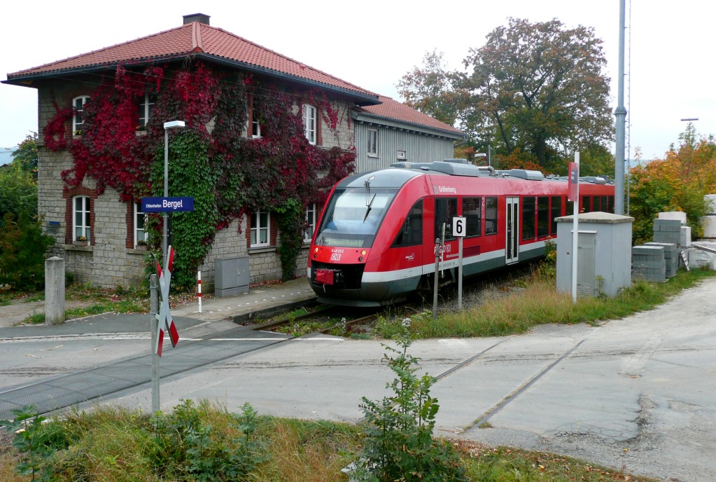 648 802 hlt am 5.10.11 als RB nach Neustadt/Aisch in Ottenhofen-Bergel. Nur noch das Gleisstck im Asphalt zeugt davon, dass es hier frher mehr als nur einen schlichten Haltepunkt gab. 