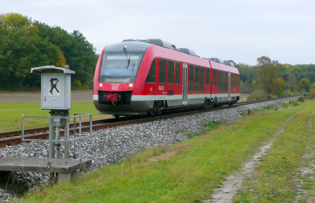 648 808 hat am 5.10.11 schon 3,9 km auf dem Weg von Steinach nach Rothenburg zurckgelegt. Den Fernsprechkasten im Vordergrund braucht im Zeitalter von Handys und Streckenfunk niemand mehr.