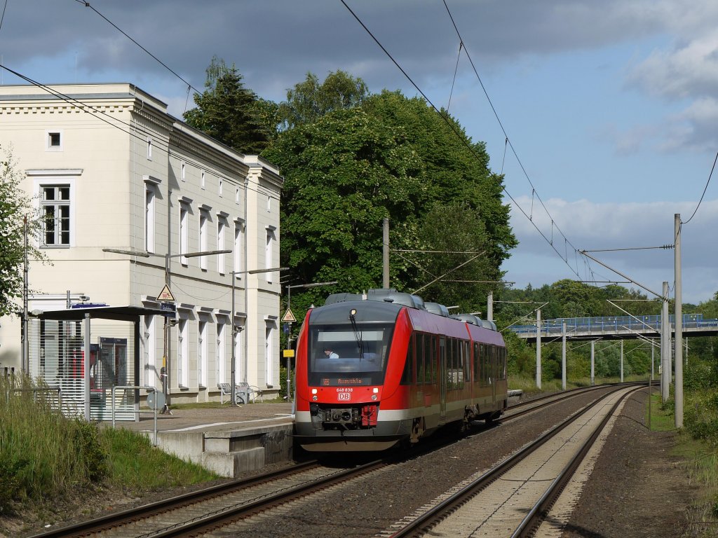 648 838 (LINT 41, ein Dieseler auf elektrifizierter Strecke) als RB 21878 Büchen - Aumühle; im EG (Baujahr 1846 und somit eines der ältesten in Deutschland) des ehemaligen Bahnhof Friedrichsruh hat jetzt die Otto-von-Bismarck-Stiftung ihren Sitz; 29.06.2013
