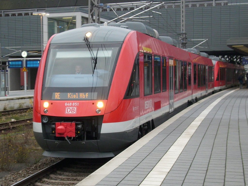 648 851 verlie am 28.November 2009 den Lbecker Hbf in Richtung Kiel.