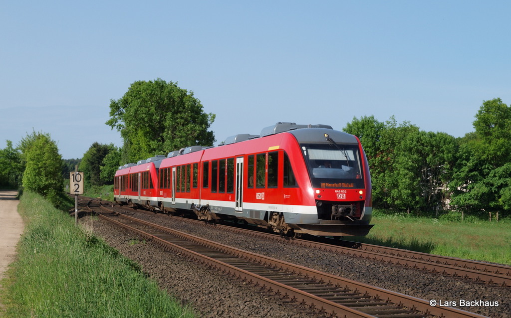 648 853 und 648 838 passieren am 31.05.13 als RB nach Neustadt/Puttgarden die Ortschaft Ratekau Richtung Ostseekste.