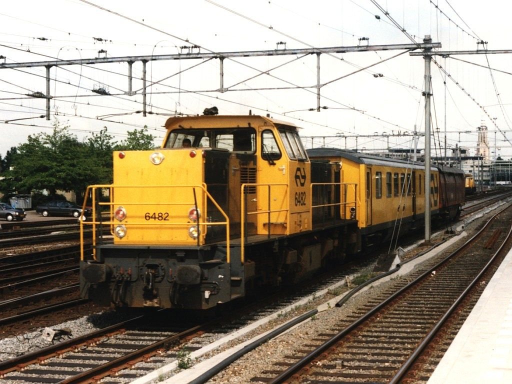 6482 auf Bahnhof Hengelo am 28-5-1997. Bild und scan: Date Jan de Vries. 