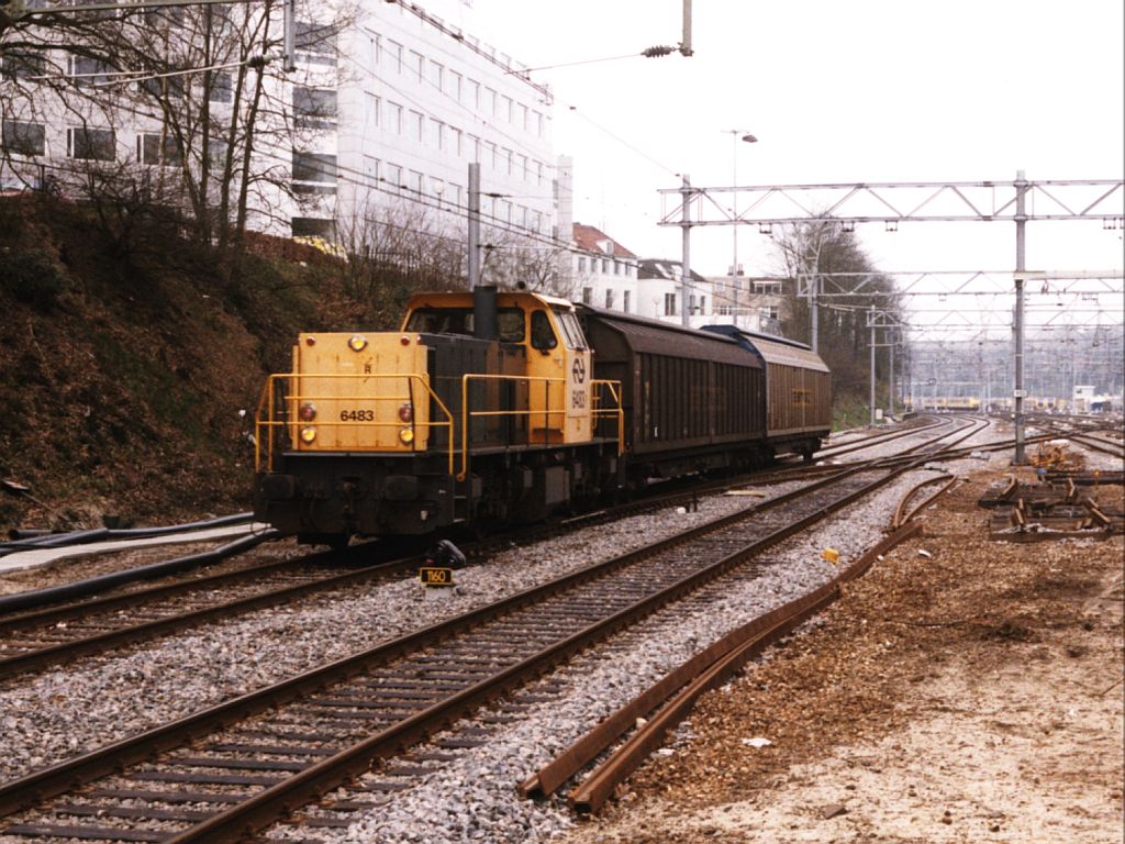 6483 mit bergabegterzug 59500 Nijmegen-Arnhem auf Bahnhof Arnhem am 17-3-1998. Bild und scan: Date Jan de Vries.