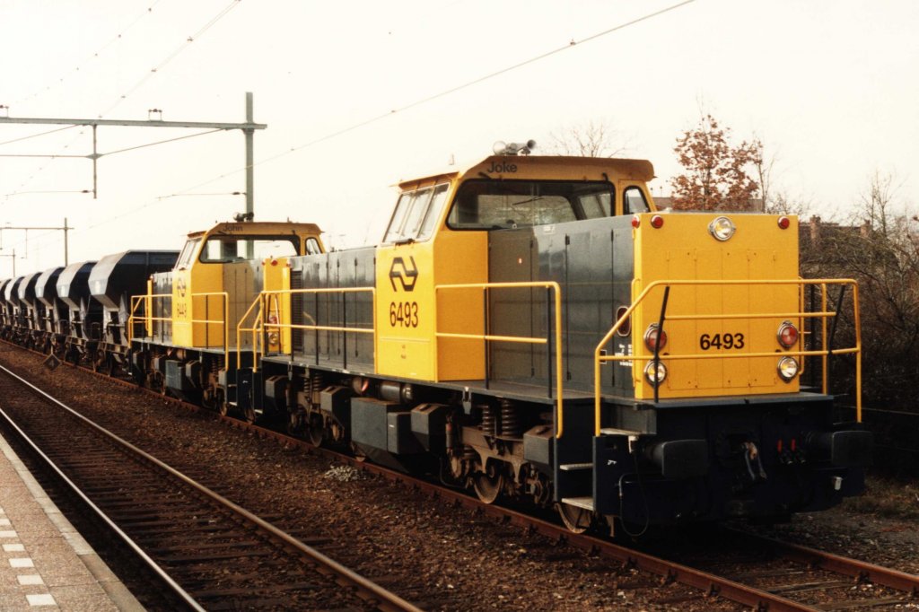 6493 und 6449 mit einem Gterzug auf Bahnhof Heerenveen am 16-3-1994. Bild und scan: Date Jan de Vries.