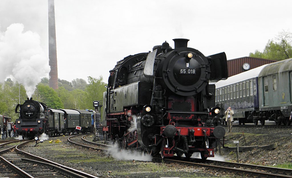 65 018 und 35 1097-1 in Bochum Dahlhausen am 16.4.2011