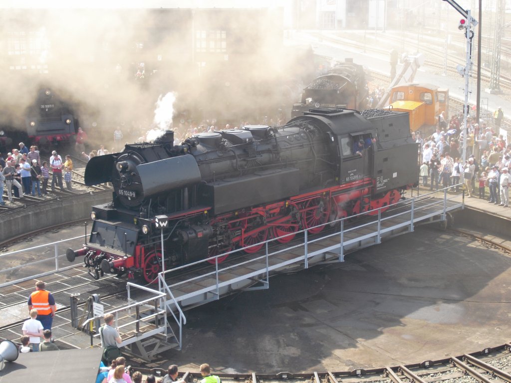 65 1049-9 ist am 03.04.11 zum 3. Dampflokfest in Dresden auf der Drehscheibe.