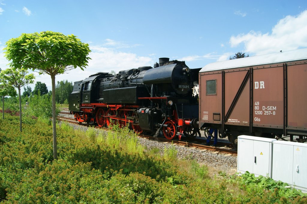 65 1049-9 am 09.07.2011 im Bahnhof Haininchen und wartet auf die Abfahrt nach Frankenberg.