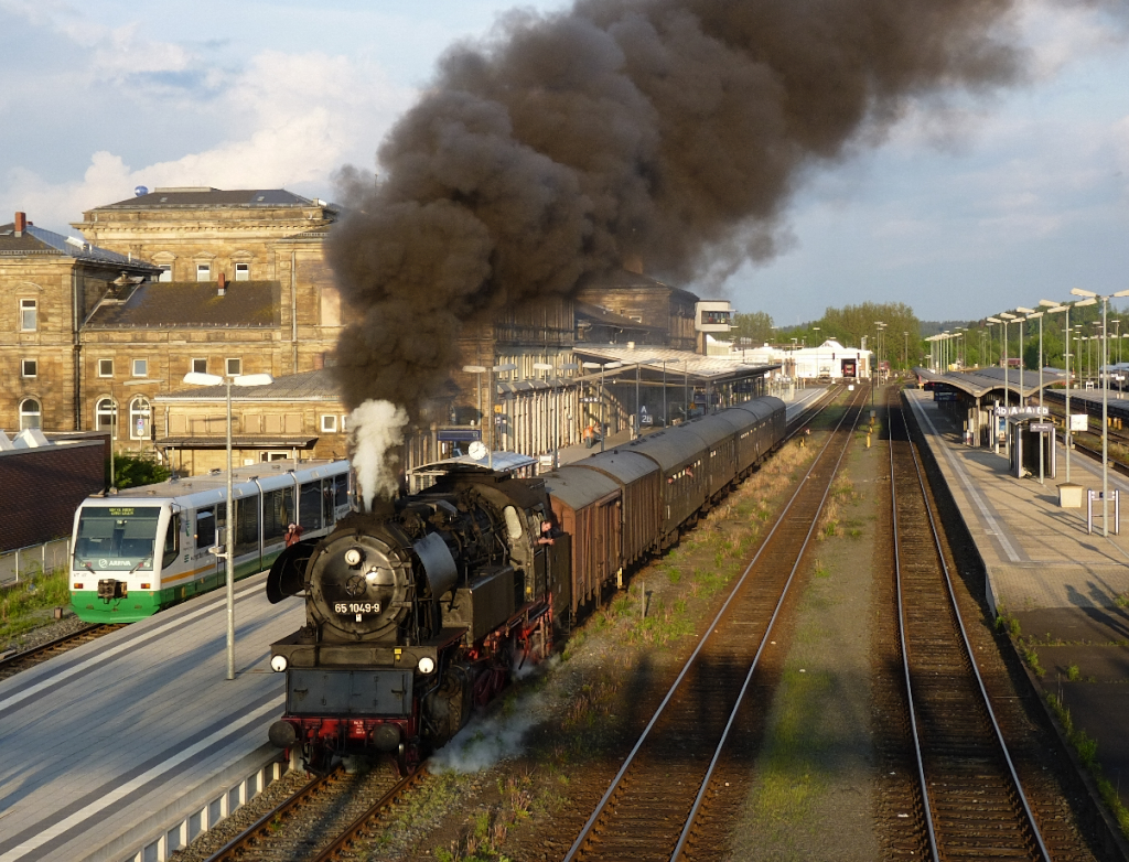 65 1049-9 hat kurz nach 20.00 Uhr beim letzten Bchsenlicht Ausfahrt frei aus dem Hauptbahnhof Hof. Wir waren auf der Rckfahrt von der Schiefen Ebene und die 65 1049-9 mit ihrem Sonderzug kam uns zufllig auf ihrem Weg nach Chemnitz vor die Linse.
23.05.2010