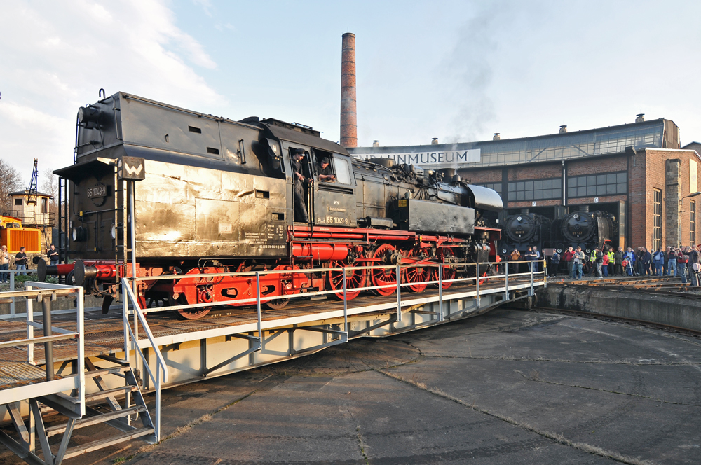 65 1049 auf der Drehscheibe des BW Dresden Altstadt whrend des Dresdner Dampfloktreffens 2010.
26.03.2010