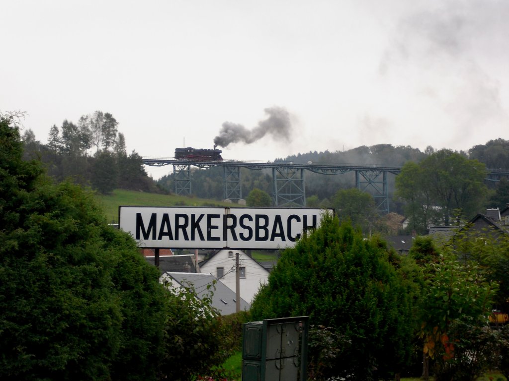 65 1049 befhrt das Markersbacherviadukt zum Brckenfest am 02.10.10. 