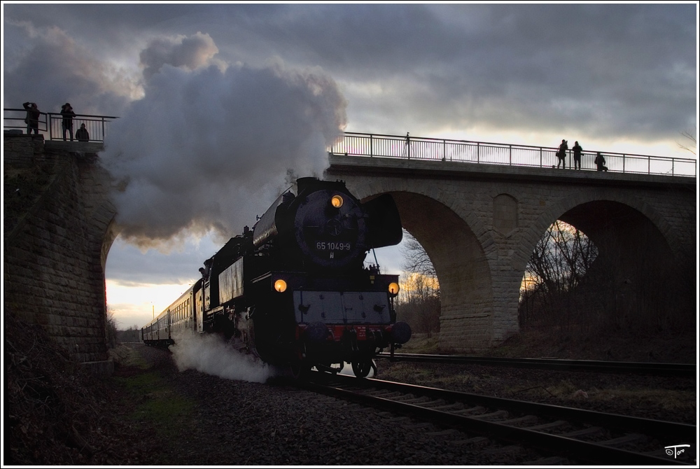 65 1049 fhrt beim Plandampf  Dampf trifft Kohle 2  mit einer Garnitur Bghw von Zeitz nach Profen. Zeitz 5.2.2011

