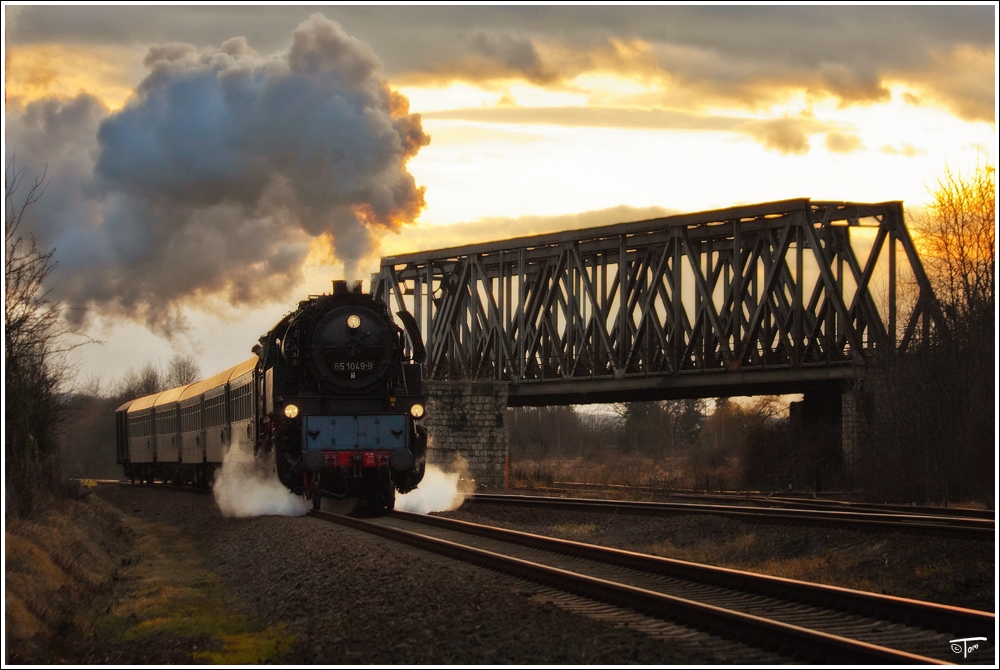 65 1049 fhrt beim Plandampf  Dampf trifft Kohle 2  mit einer Garnitur Bghw von Zeitz nach Profen. 
Zeitz 5.2.2011 
