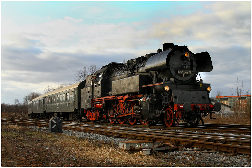 65 1049 fhrt beim Plandampf  Dampf trifft Kohle 2  mit einer Garnitur Bghw, in den Bahnhof Zeitz ein. 
5.2.2011 