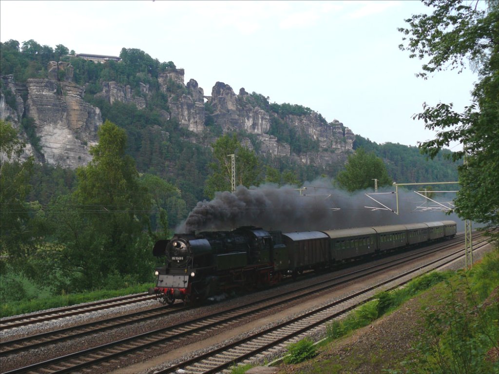 65 1049 mit ihrem Sonderzug durcheilt im Abendlicht das Elbtal in der S�chsischen Schweiz zwischen Kurort Rathen und Stadt Wehlen vor den Sandsteinfelsen bei der Bastei; 21.05.2011
