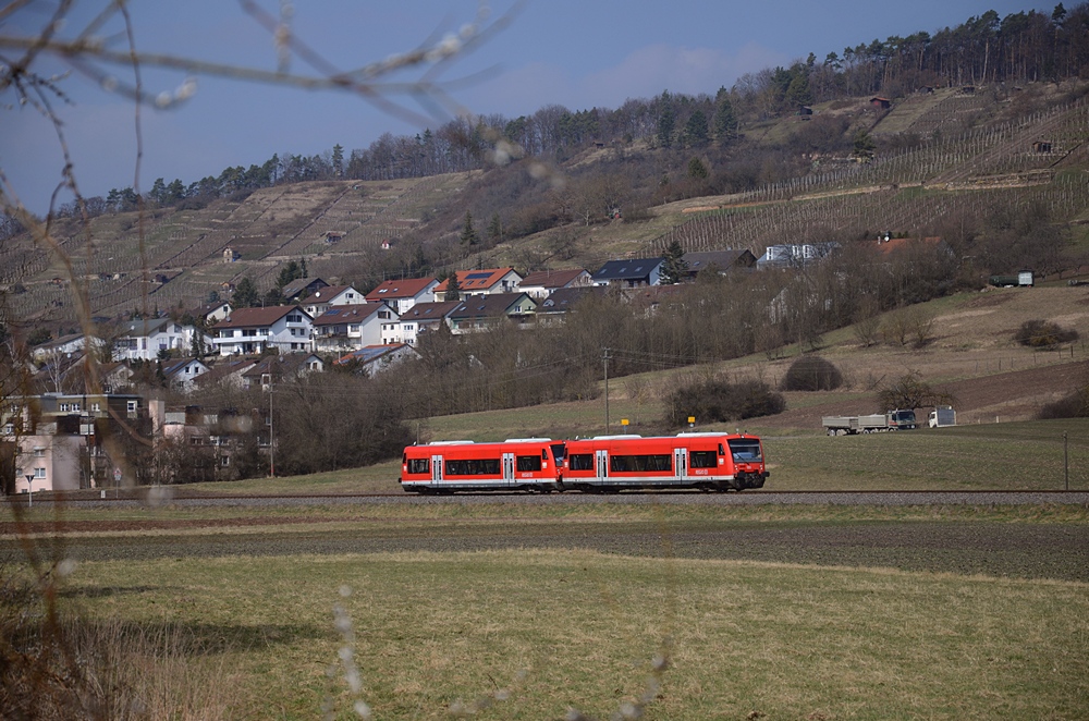 650 001 und 015 haben am 22.03.2013 als RB 22112 Unterjesingen verlassen und fahren ihrem Zielbahnhof Tbingen entgegen.