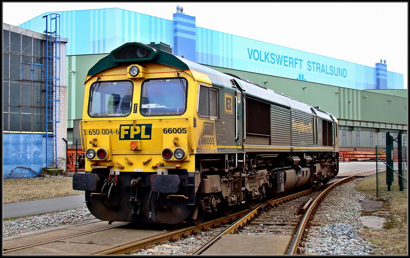 650 004-6  -FPL 66005-vor der groen Werkhalle der Volkswerft Stralsund.  am 09.03.12 