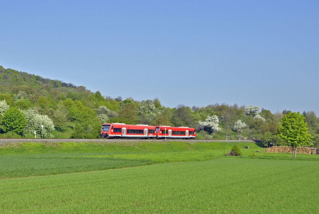 650 010 und 650 006 prsentieren sich bei strahlenden Sonnenschein auf der Ermstalbahn von Metzingen nach Bad Urach mit RB 22960.Aufgenommen bei in meinem Heimatort Dettingen/Erms am 5.5.2013.