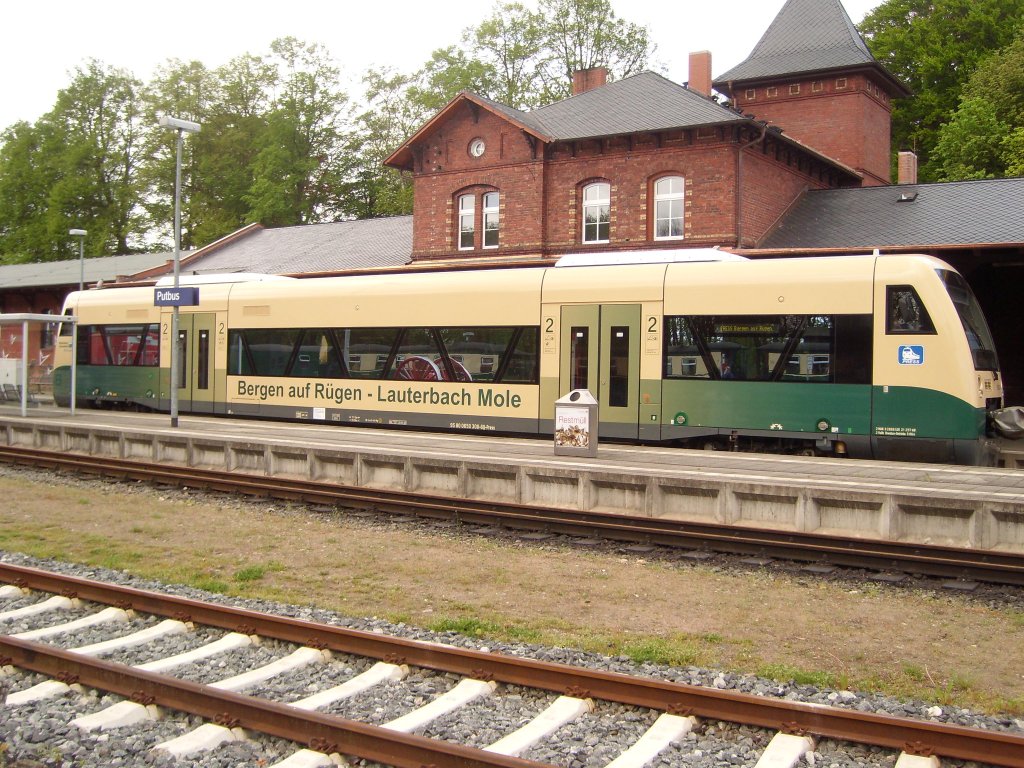 650 032-4 steht am 14.5. 2012 im Bahnhof Putbus , abfahrbereit nach Bergen/R�gen.
In den Fensterscheiben spiegelt sich der am Bahnsteig gegen�berstehende Zug der R�BB !