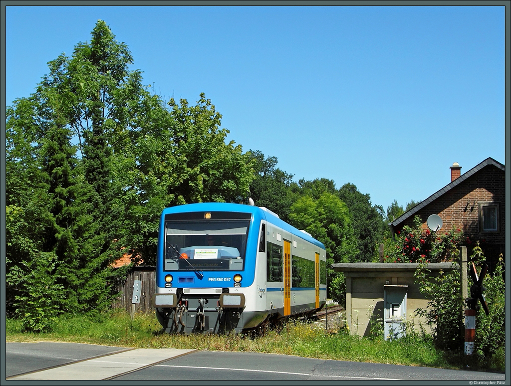650 057-2 der Freiberger Eisenbahn verlsst am 21.07.2013 den Haltepunkt Kloster Altzella. Der Zug fhrt als Sonderzug anlsslich des 140-jhrigen Streckenjubilums der Zellwaldbahn von Nossen nach Freiberg unterwegs.