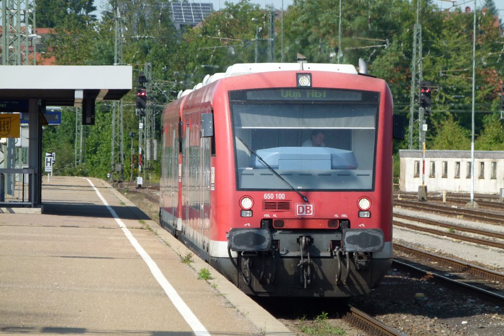 650 100 fhrt aus dem Bahnhof Crailsheim aus und hat sich eben so auf den Weg nach Ulm gemacht. Dieses Bild machte ich am 23.8.2011.