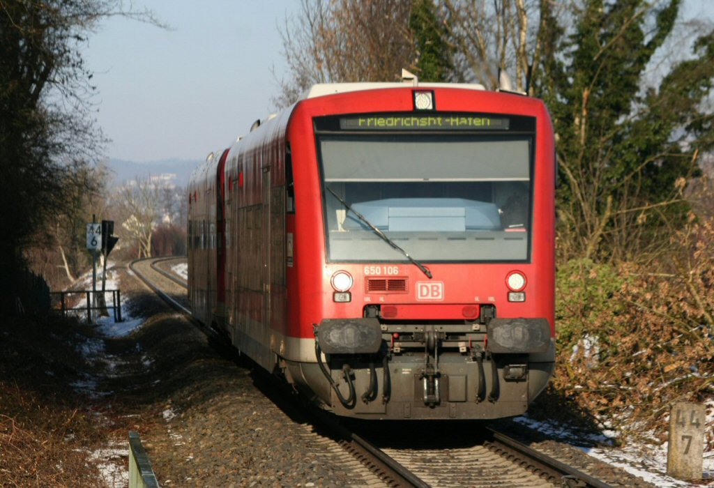 650 106 und 650 318 erreichen den Haltepunkt Friedrichshafen-Kluftern, 03.01.11