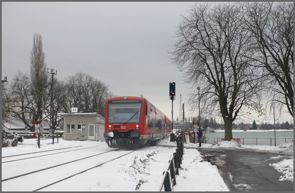 650 109 und 650 316 passieren den Schrankenposten 48 am Seedamm nach Lindau Hbf. (02.12.2010)