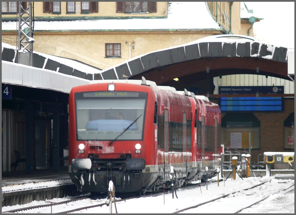 650 109 und ein weiterer 650er verkehren ab Lindau Hbf als R22716 nach Friedrichshafen Stadt. (02.12.2010)