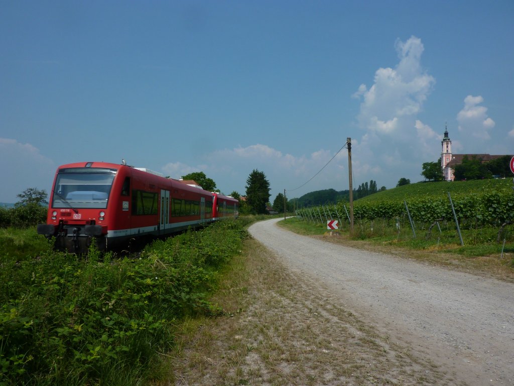 650 116 und ein weiterer Regio-Shuttle sind 30.6.2010 auf dem Weg von Radolfzell nach Friedrichshafen-Stadt und passieren gerade die Wallfahrtskirche Birnau.