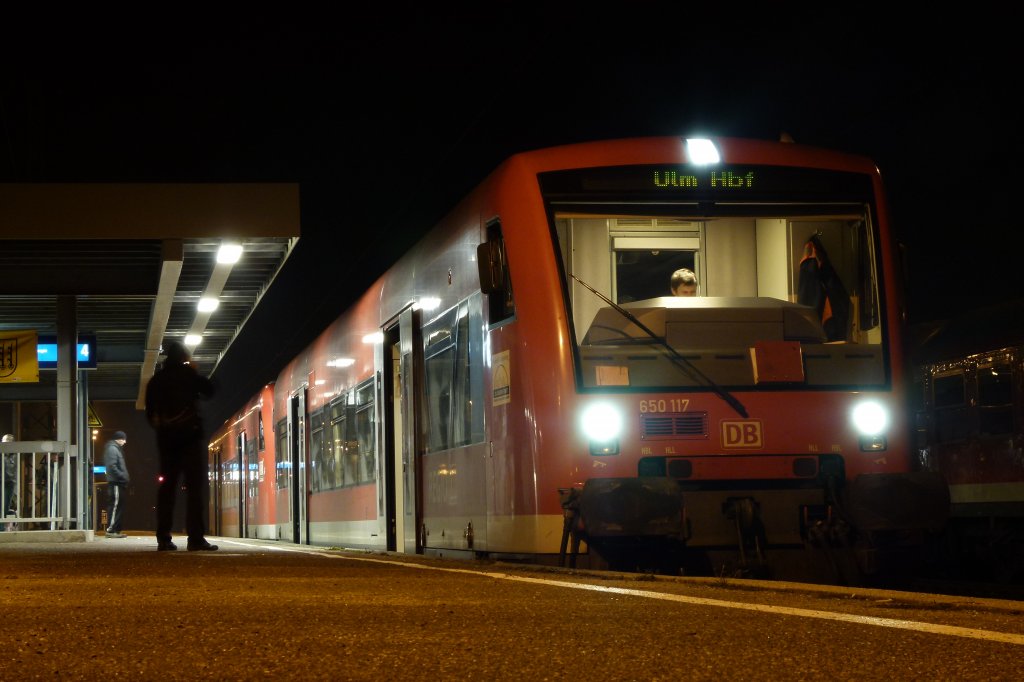 650 117 steht am Abend des 11.12.2011 um 19:46 Abfahrbereit im Bahnhof Crailsheim.