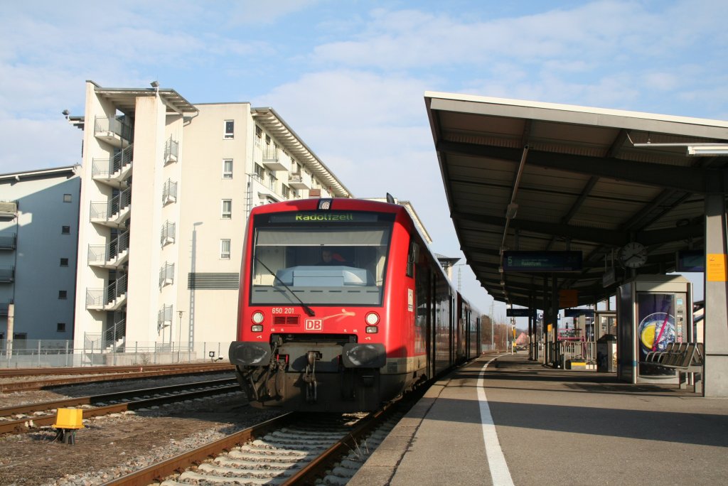 650 201 und 650 116 kurz vor der Abfahrt als RB nach Radolfzell, Friedrichshafen Stadt, 20.02.10