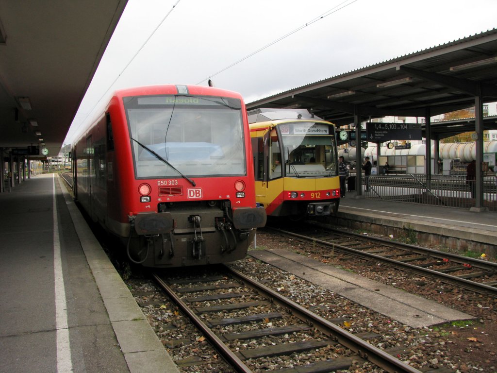 650 303 und 912 der KVV  am 5.-11-2009 im Hbf Pforzheim