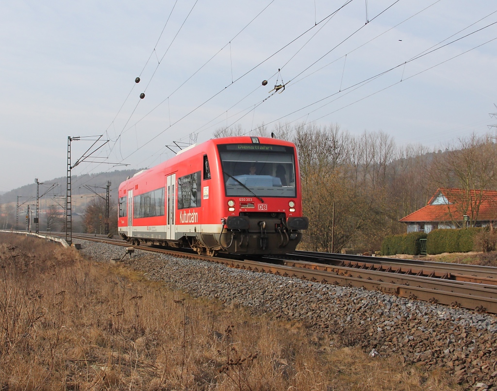 650 303, die Kurbahn des Drei-Lwen-Takts befand sich am 03.03.2012 auf Dienstfahrt in Richtung Norden. Aufgenommen bei Mecklar.