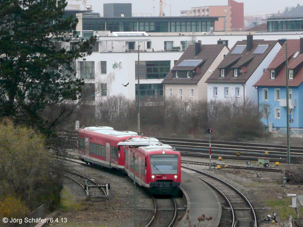 650 323 biegt von Friedrichshafen Stadt in das westliche Gleis zum Hafenbahnhof ab. Im Hintergrund die Gleise der Strecken nach Ulm und Lindau. (6.4.13)