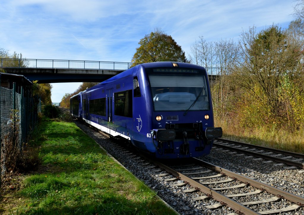 650 553 (VT 63) + 650 558 (VT 68) von der Bodensee-Oberschwaben-Bahn am 03.11.2012 unterwegs bei Friedrichshafen-Flughafen.