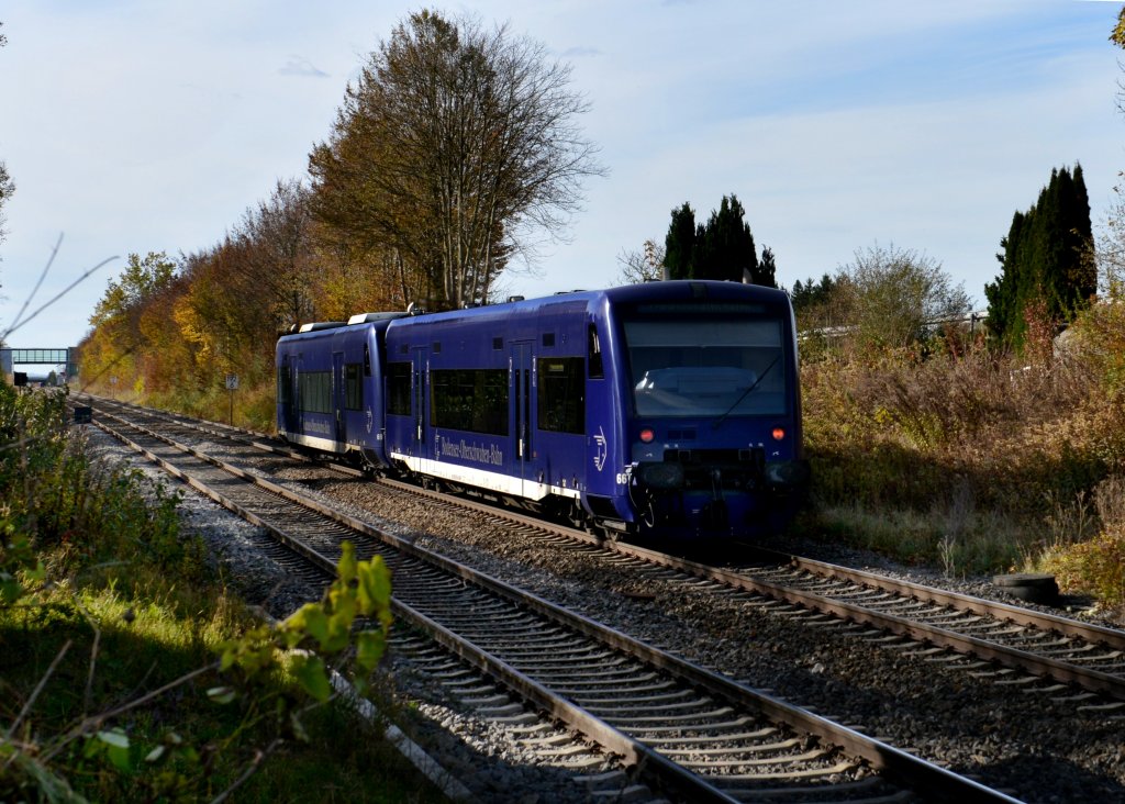 650 556 (VT 66) + 650 559 (VT 69) von der Bodensee-Oberschwaben-Bahn als BOB87569 von Aulendorf nach Friedrichshafen Hafen am 03.11.2012 unterwegs bei Friedrichshafen-Flughafen.
