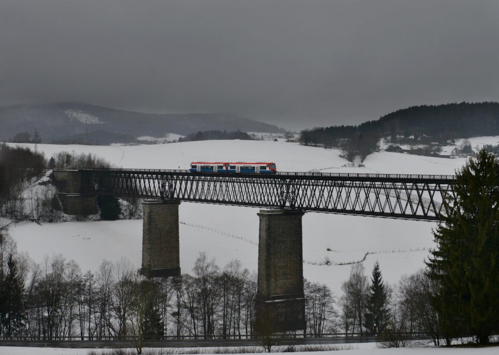 650 565 (VT 65) + 650 563 (VT 63) bei der berfhrungsfahrt von Viechtach nach Zwiesel am 29.01.2013 auf der Ohebrcke bei Regen.