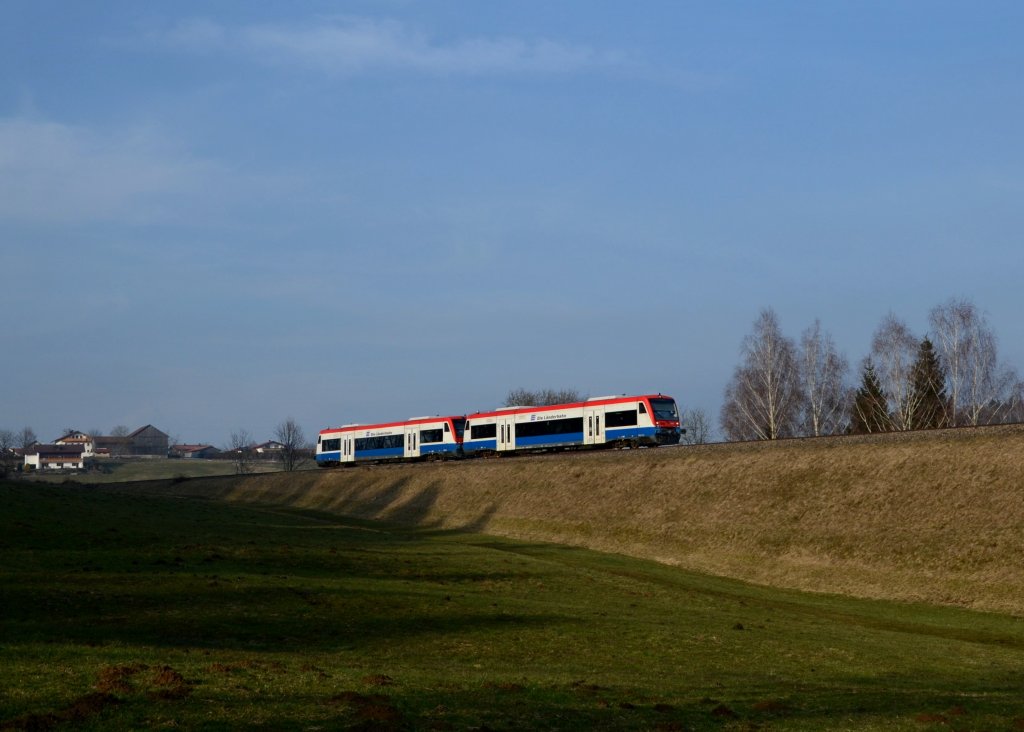 650 565 (VT 65) + 650 563 (VT 63) als RB nach Bayerisch Eisenstein am 12.03.2013 bei Triefenried.