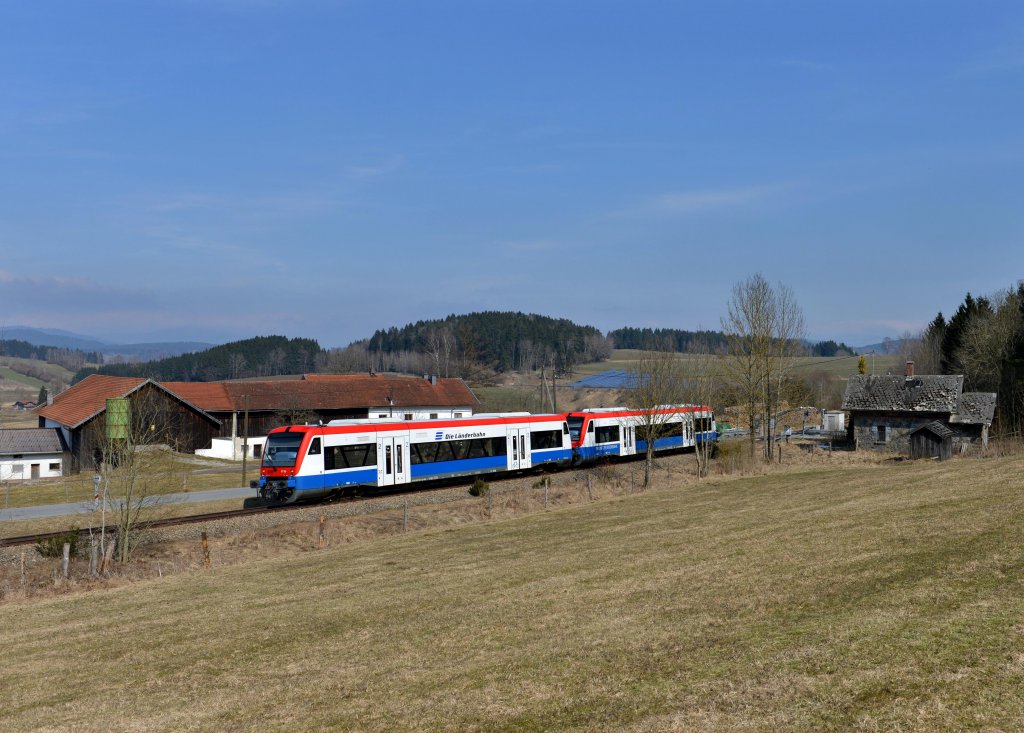 650 565 (VT 65) + 650 562 (VT 650-01) als RB nach Plattling am 02.04.2013 bei Triefenried.