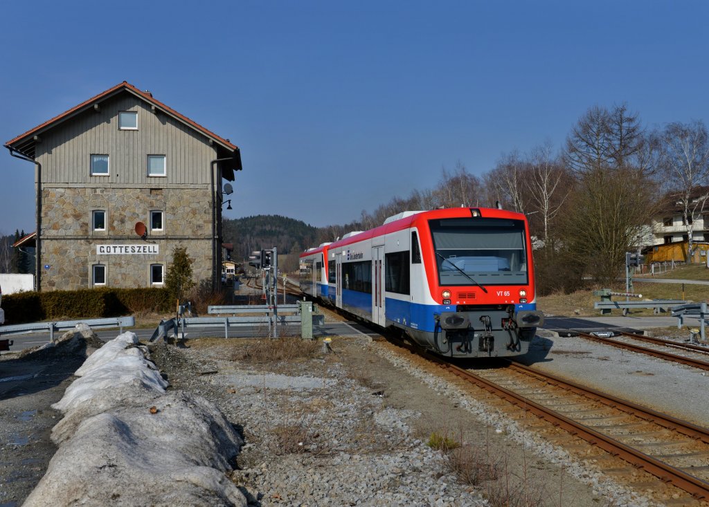 650 565 (VT 65) + 650 562 (VT 650-01) als RB nach Plattling am 02.04.2013 bei der Ausfahrt in Gotteszell.