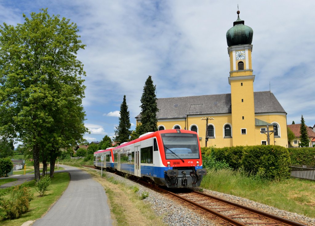 650 565 (VT 65) + 650 563 (VT 63) als RB nach Grafenau am 21.06.2013 in Frauenau.